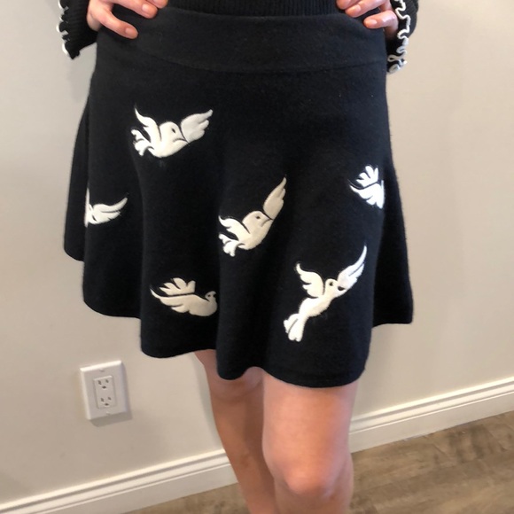 Mini skirt with white doves.